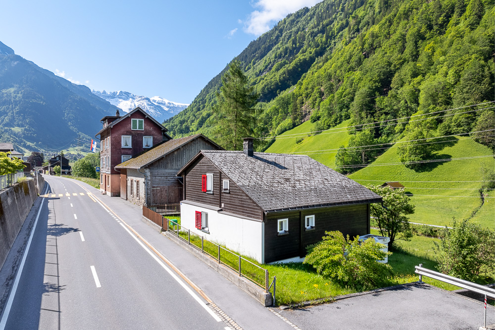 Alpines Dorf mit Straße und Bergkulisse