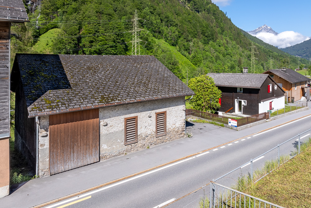 Bergdorf mit Straße und historischen Gebäuden