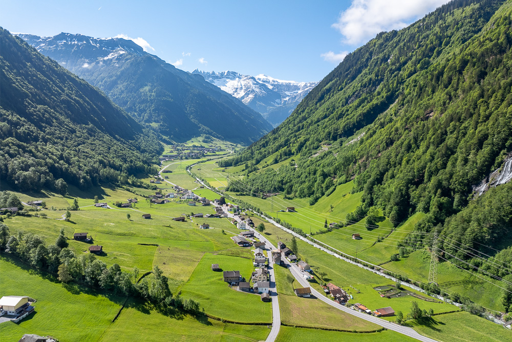 Alpental mit Talort und Berglandschaft