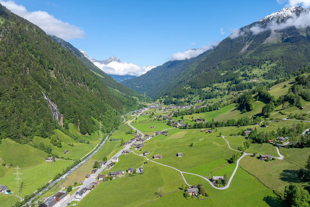 Alpines Tal mit Dorf und Bergen