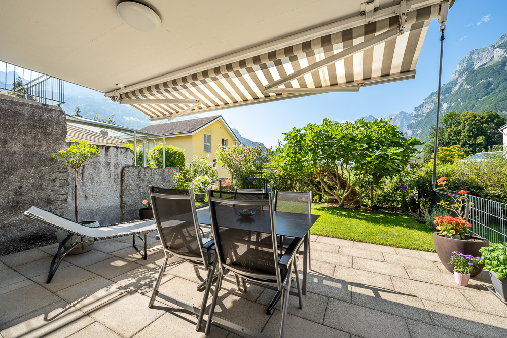 Terrasse mit Garten und Bergblick