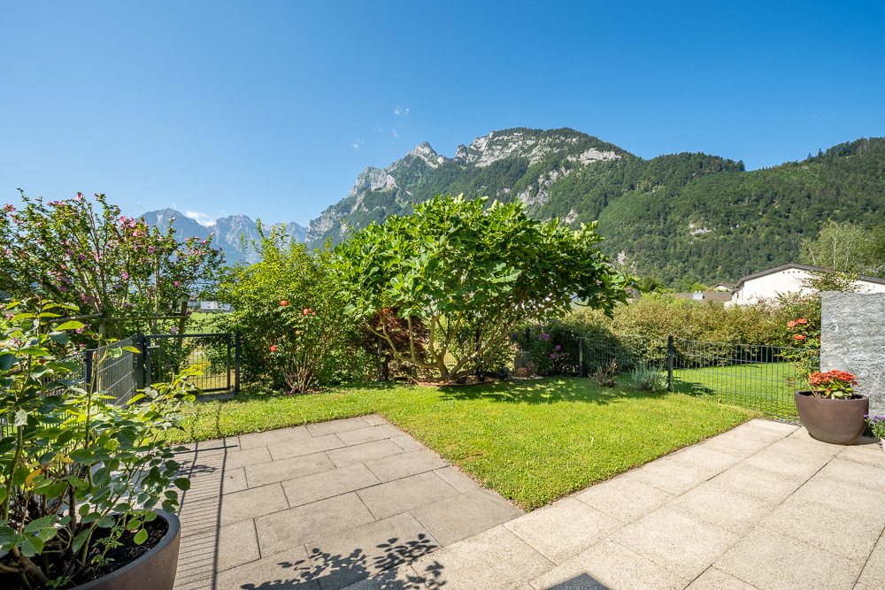 Garten mit Terrasse und Bergblick