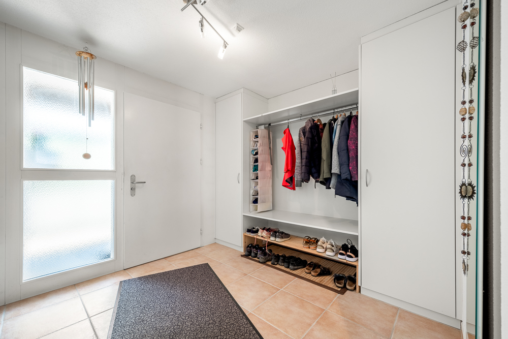 Heller Eingangsbereich mit Garderobe