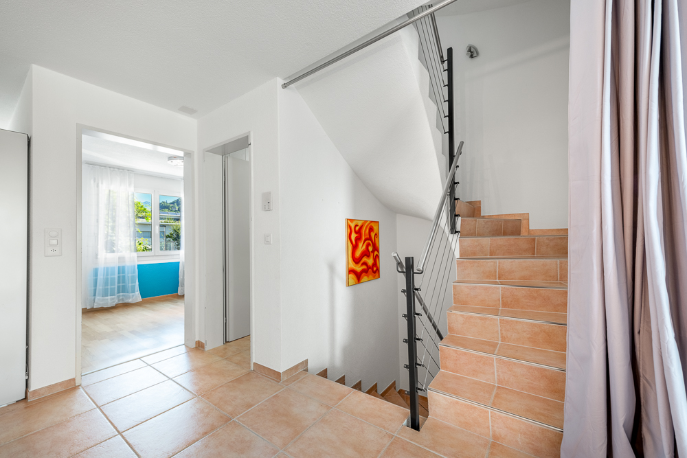 Treppenhaus mit Flur und angrenzendem Zimmer
