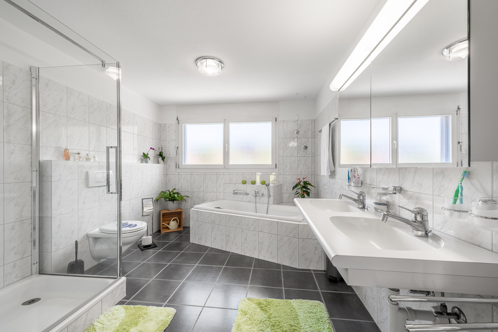 Modernes Badezimmer mit Badewanne und Doppelwaschtisch
