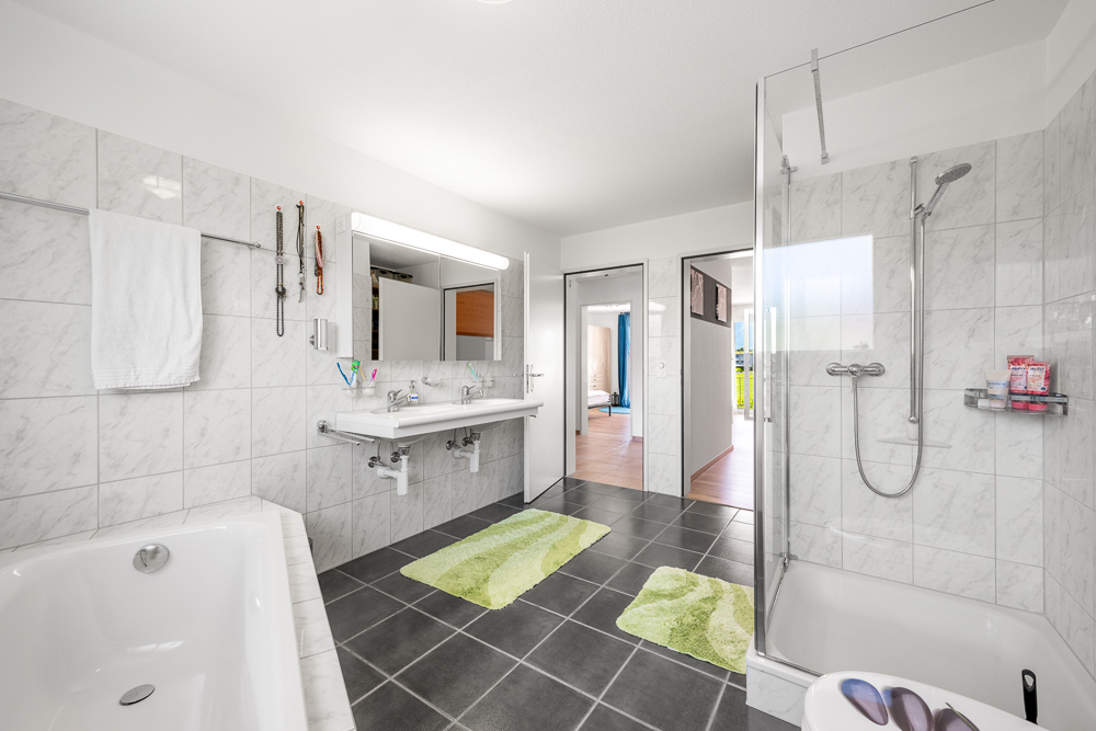 Modernes Badezimmer mit Badewanne und Glasdusche