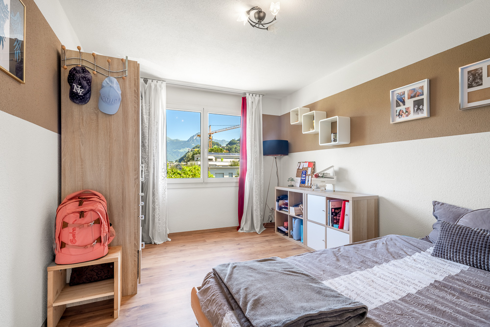 Helles Schlafzimmer mit Bergblick