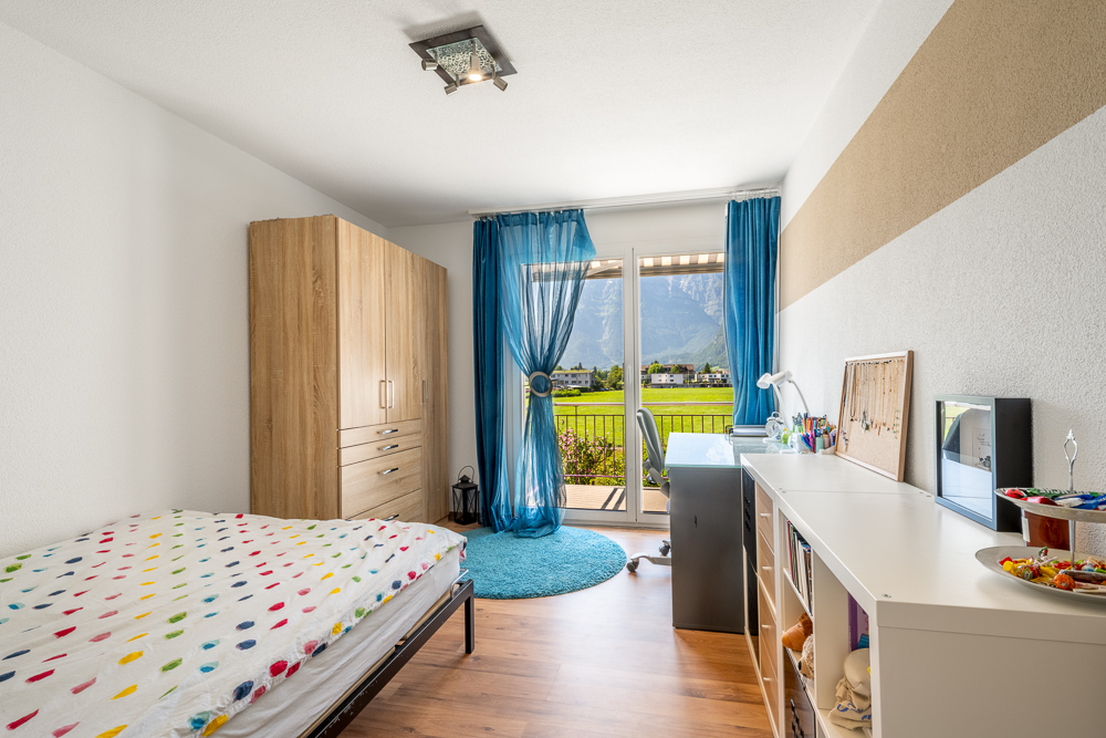 Helles Schlafzimmer mit Balkonblick