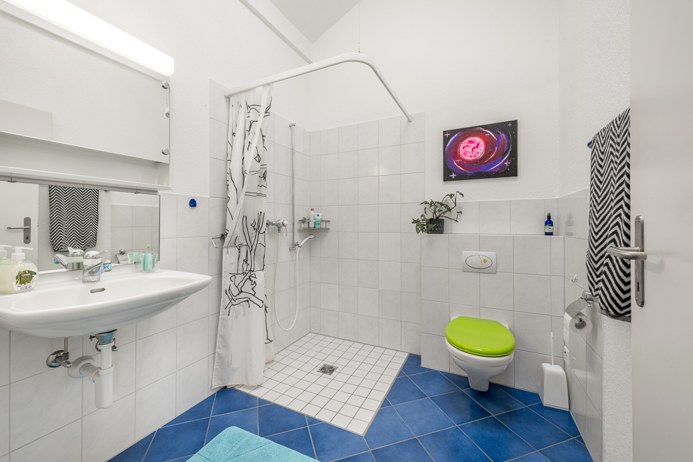 Badezimmer mit Dusche und WC