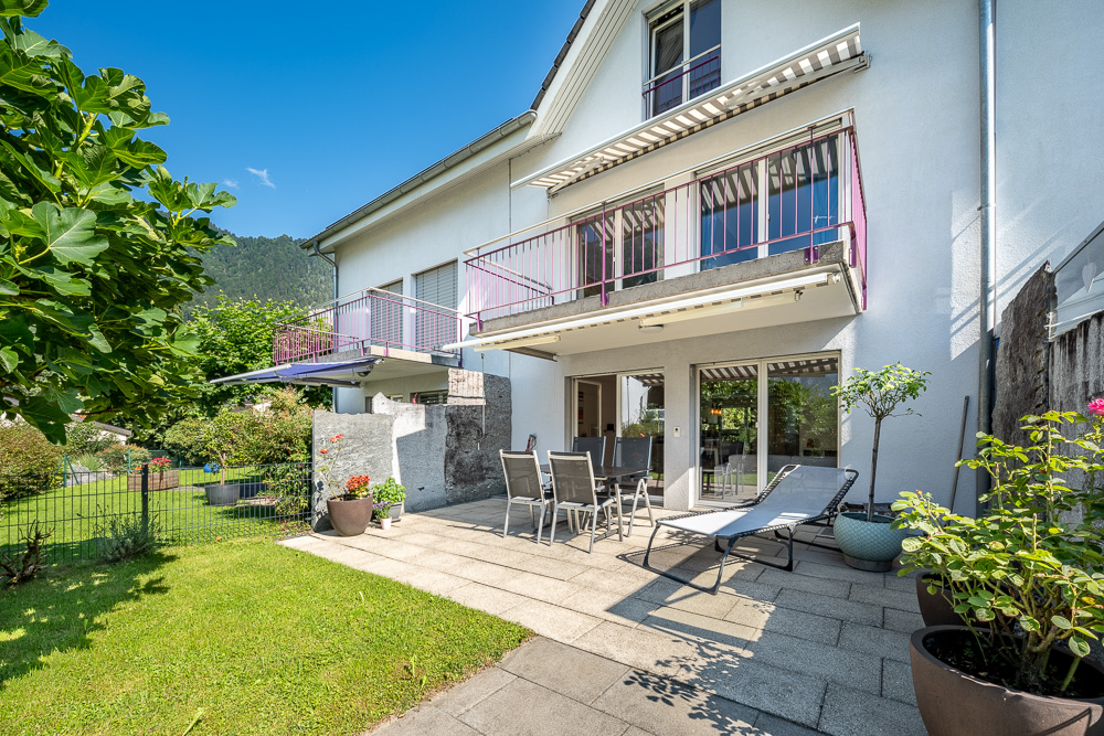 Außenansicht mit Terrasse und Balkon