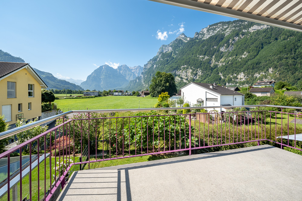Balkon mit Bergpanorama