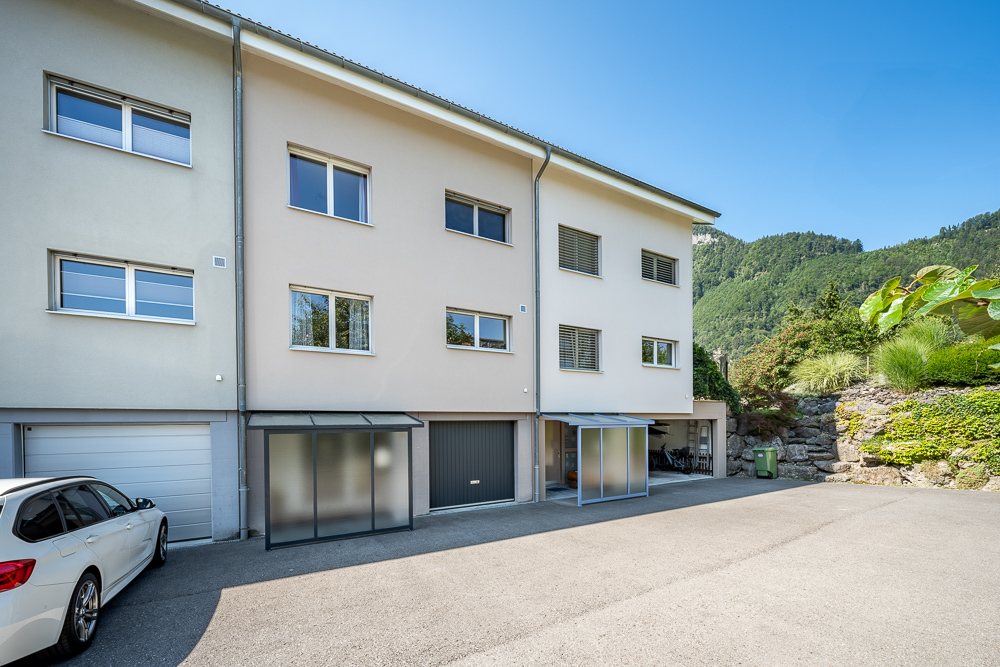 Außenansicht eines Mehrfamilienhauses mit Zufahrt