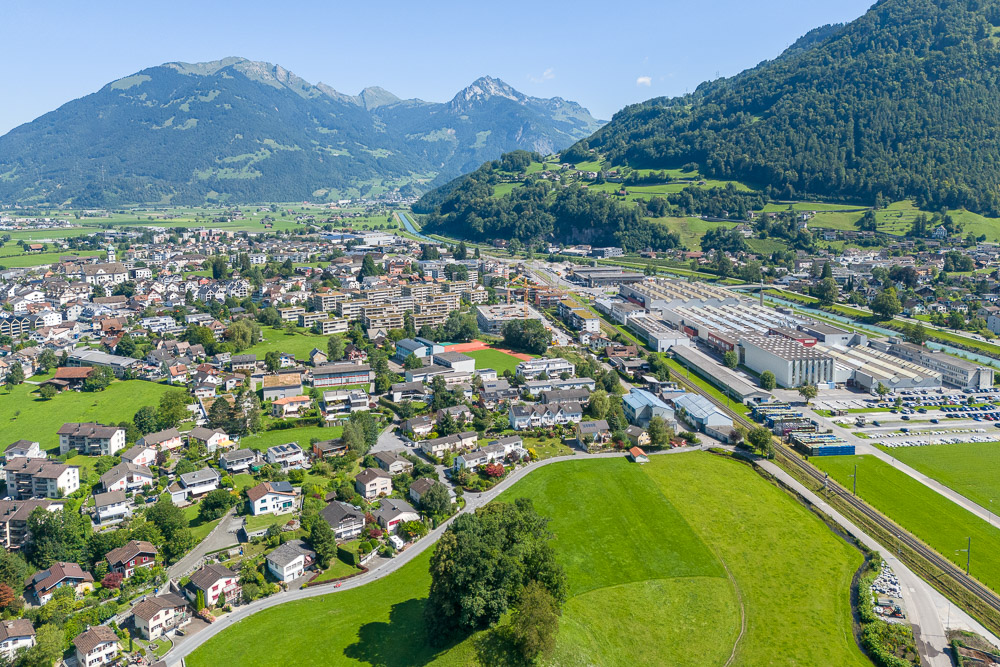 Luftaufnahme einer alpinen Stadt im Tal