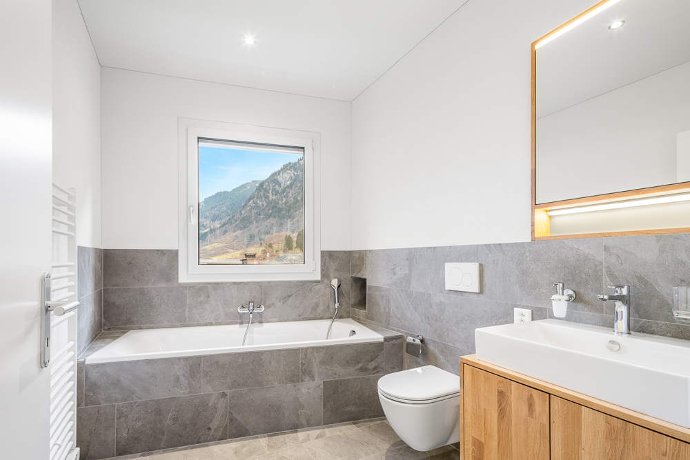 Modernes Badezimmer mit Badewanne und Waschtisch