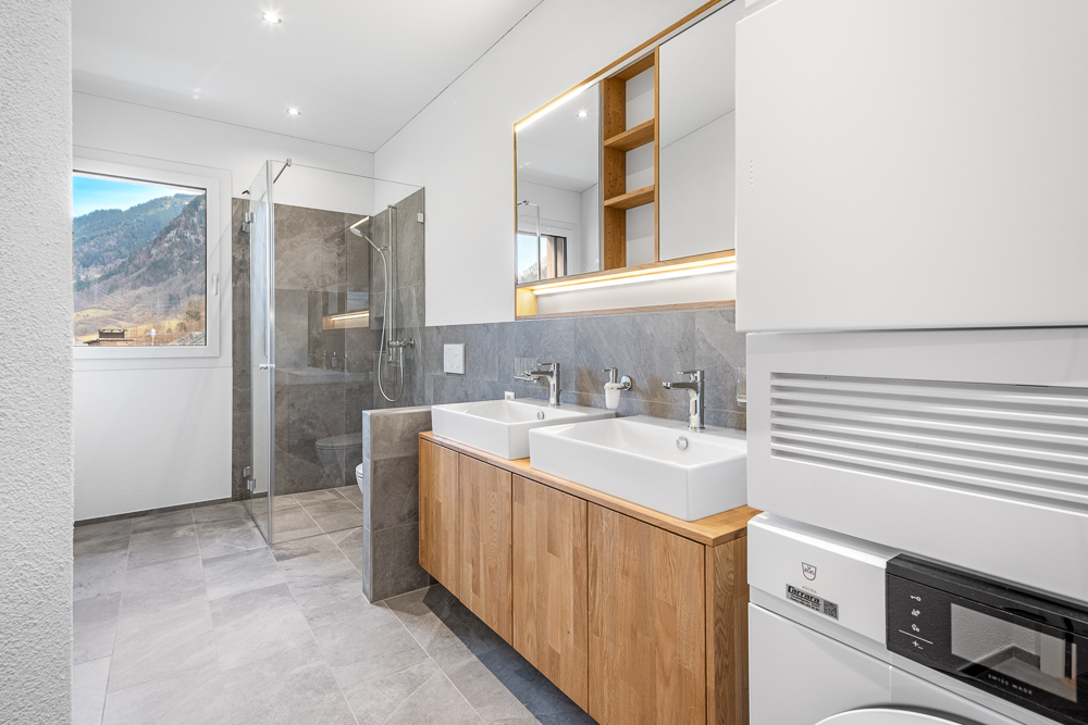 Modernes Badezimmer mit Doppelwaschtisch und Dusche