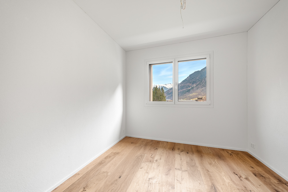 Heller leerer Raum mit Bergblick