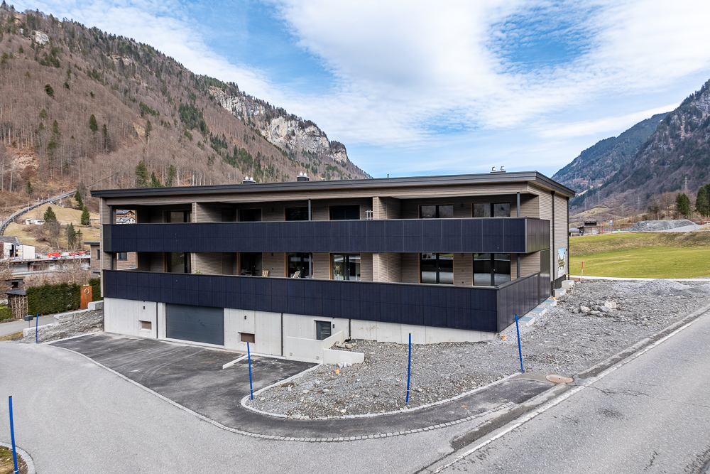 Modernes Wohngebäude in alpiner Umgebung