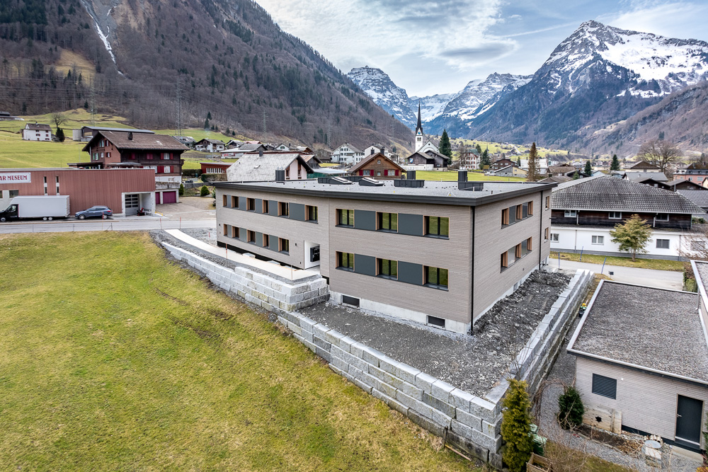 Modernes Mehrfamilienhaus in alpiner Umgebung