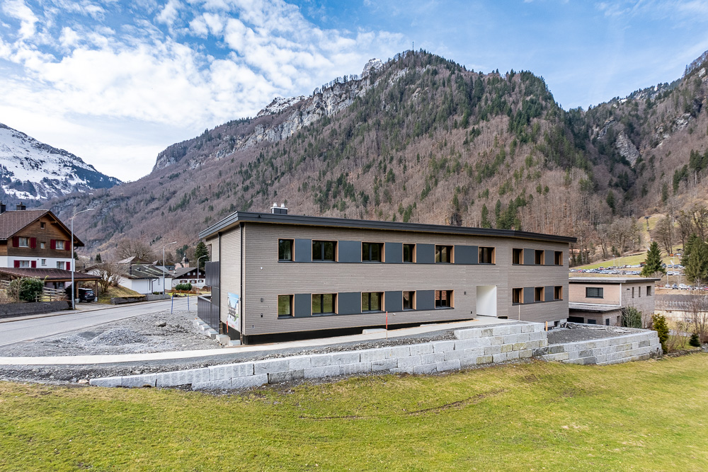 Modernes Wohngebäude in alpiner Berglandschaft