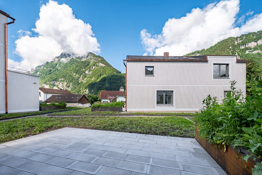 Haus mit Garten und Bergkulisse