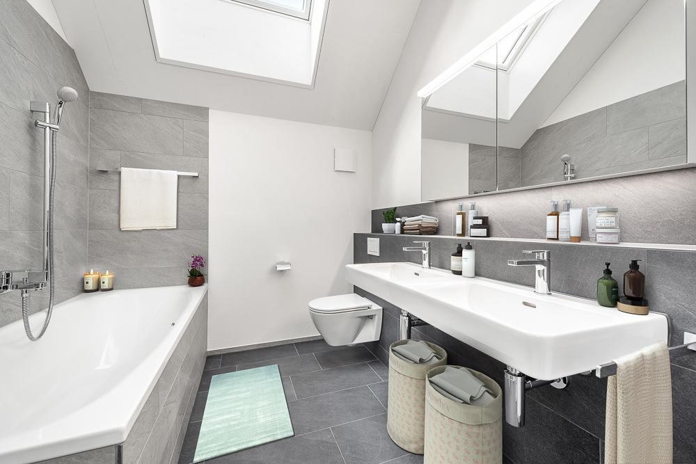 Modernes Badezimmer mit Dachfenstern