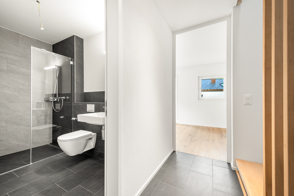 Modernes Badezimmer und heller Flur