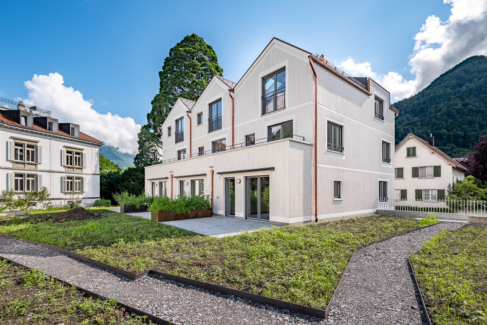 Modernes Mehrfamilienhaus mit Gartenanlage