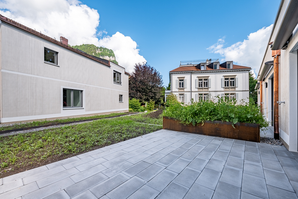 Außenbereich mit Terrasse und Wohngebäuden