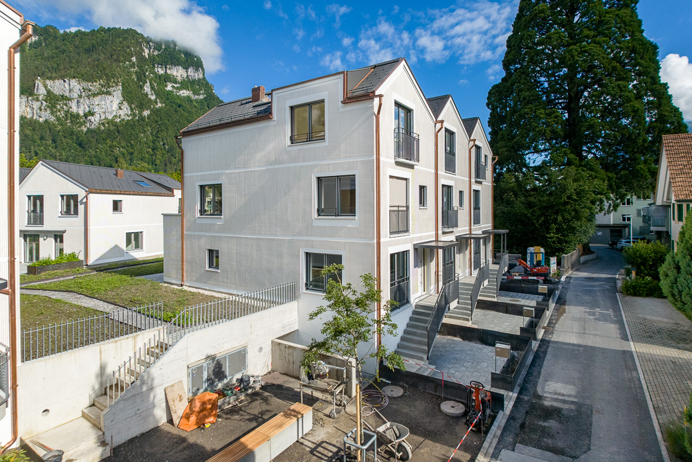 Moderne Wohnanlage mit Bergkulisse
