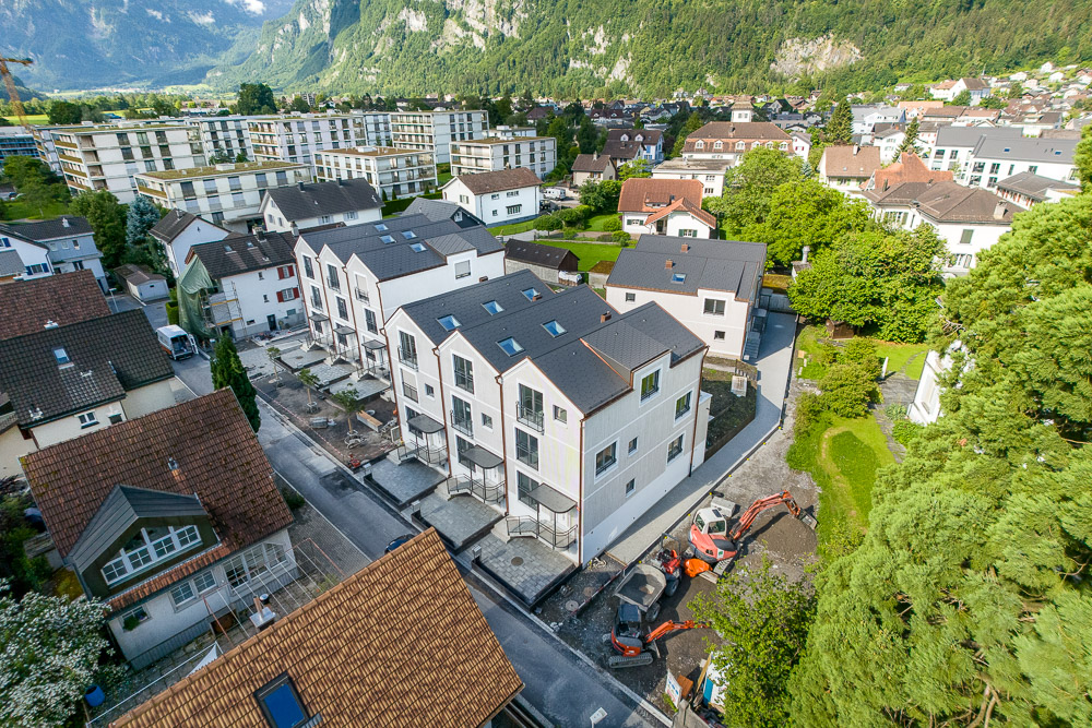Luftaufnahme einer Wohnsiedlung im Gebirge