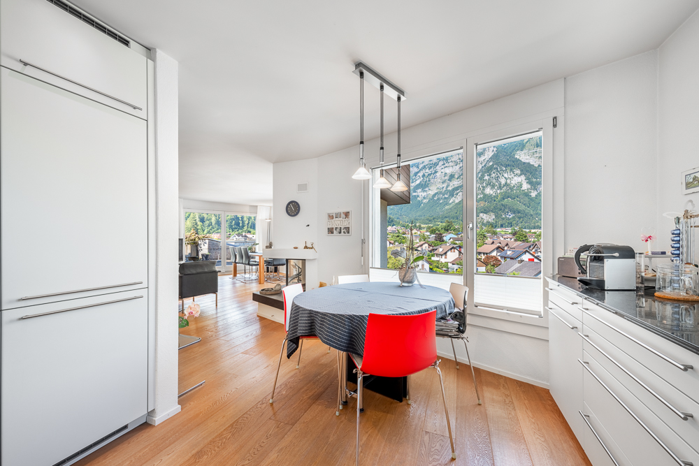 Helle Wohnküche mit Bergblick