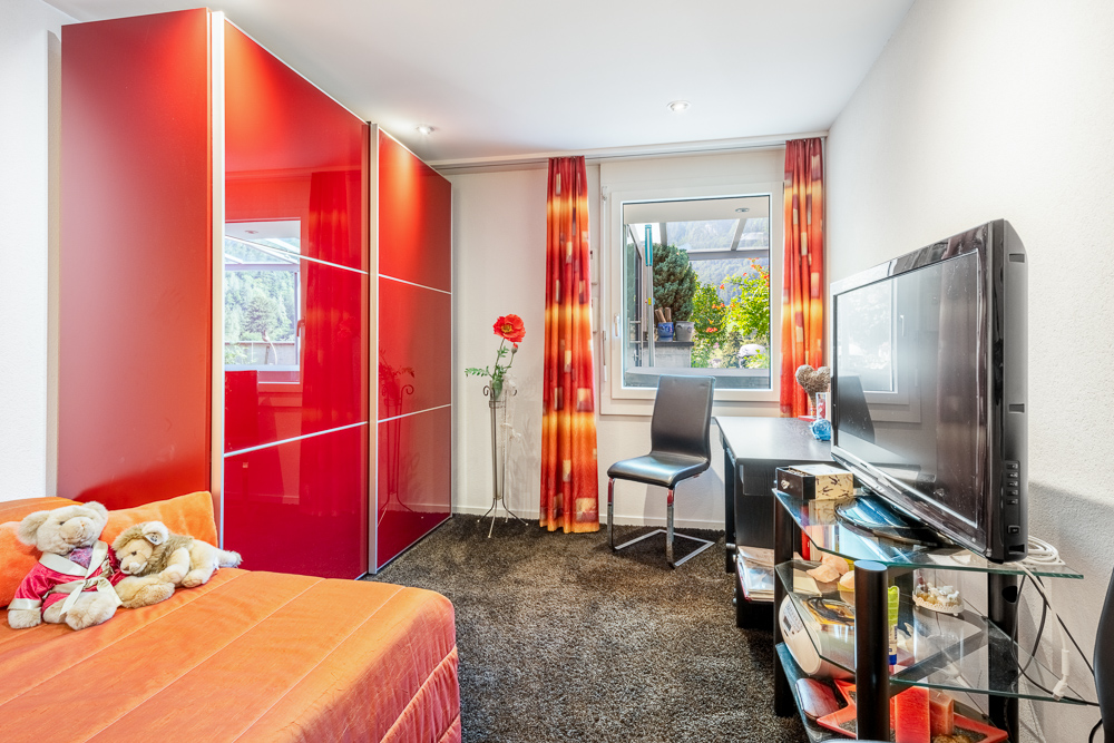 Modernes Schlafzimmer mit kräftigen roten Möbeln