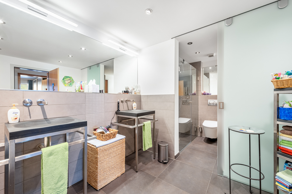 Modernes Badezimmer mit Doppelwaschtisch und Dusche