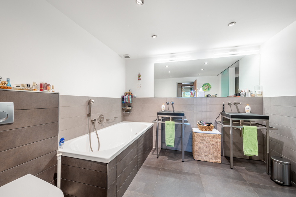 Modernes Badezimmer mit Badewanne und Doppelwaschtisch