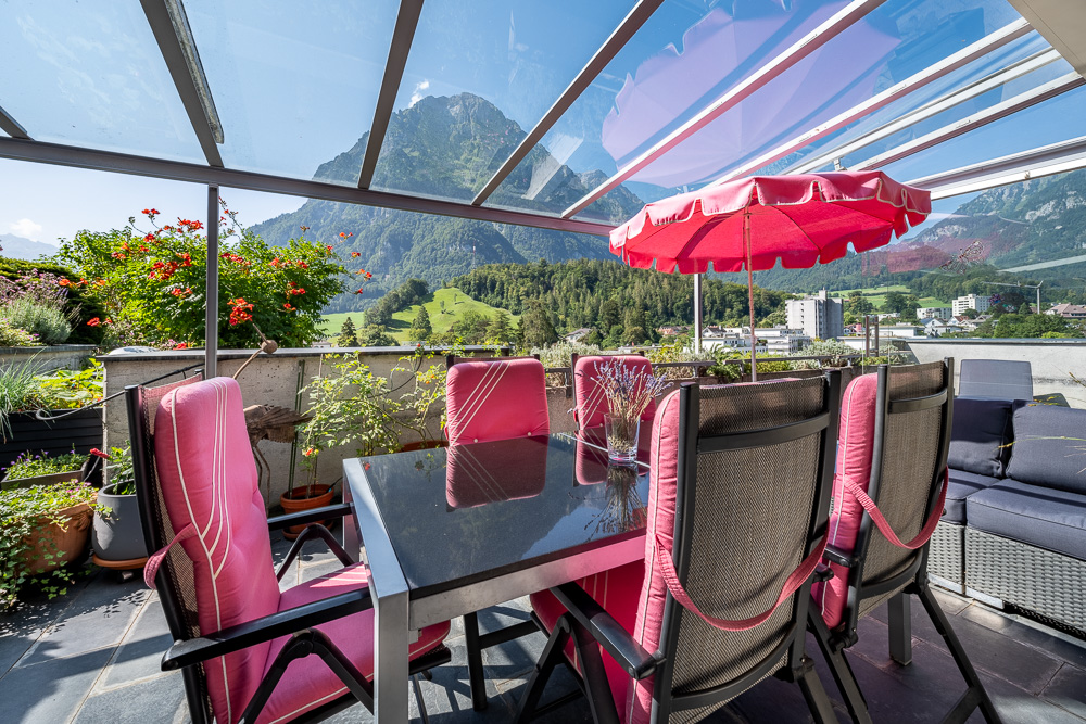 Überdachte Terrasse mit Bergblick