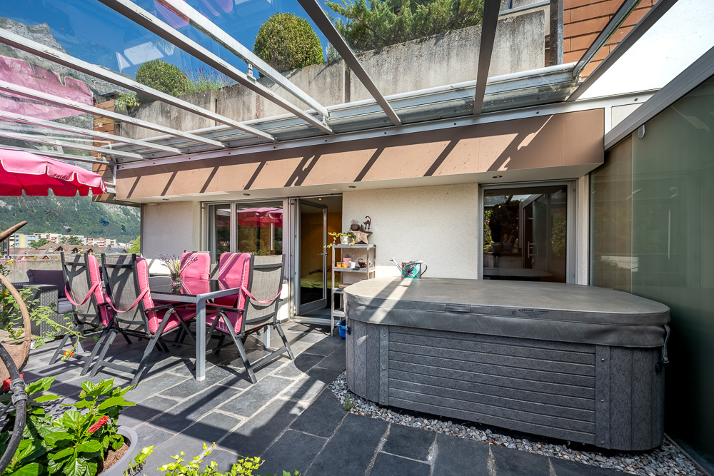 Dachterrasse mit Whirlpool und Sitzgruppe