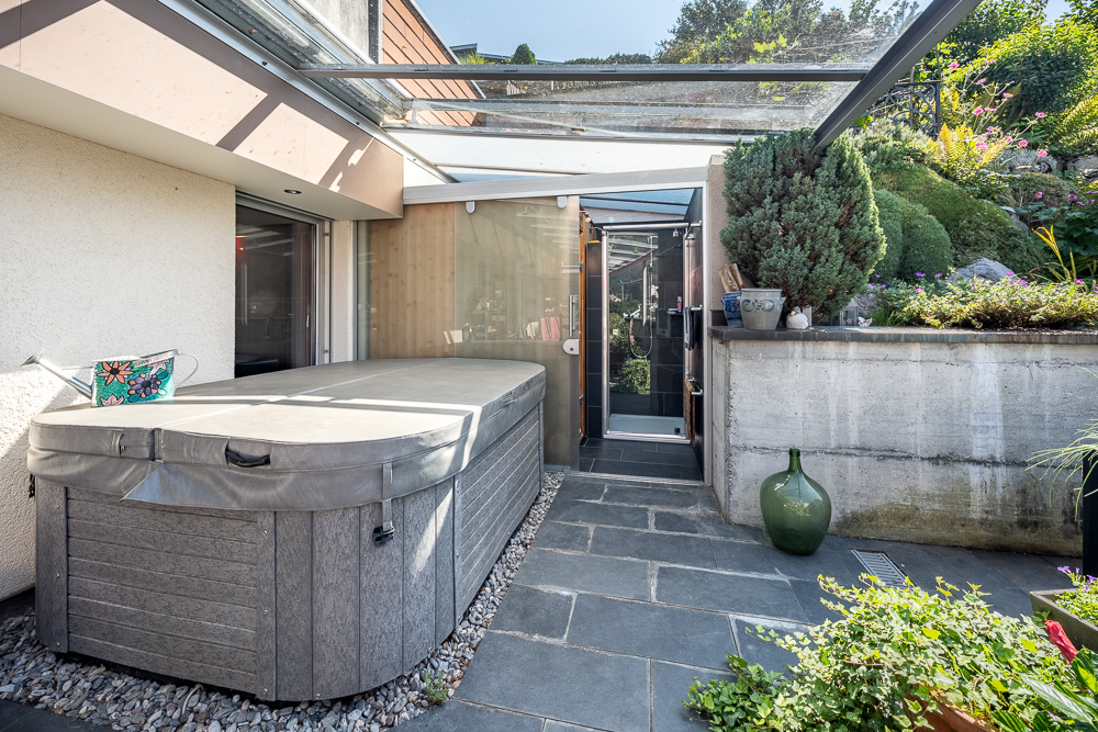 Terrasse mit Whirlpool und Gartenbereich