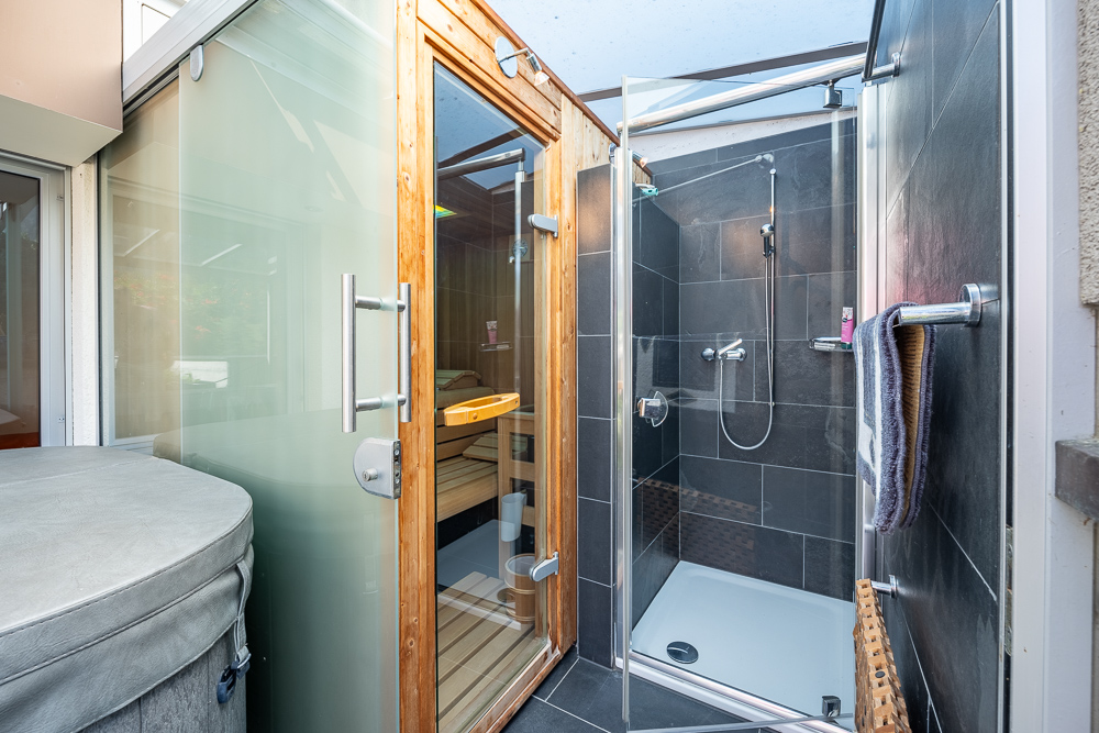 Saunabereich mit Dusche