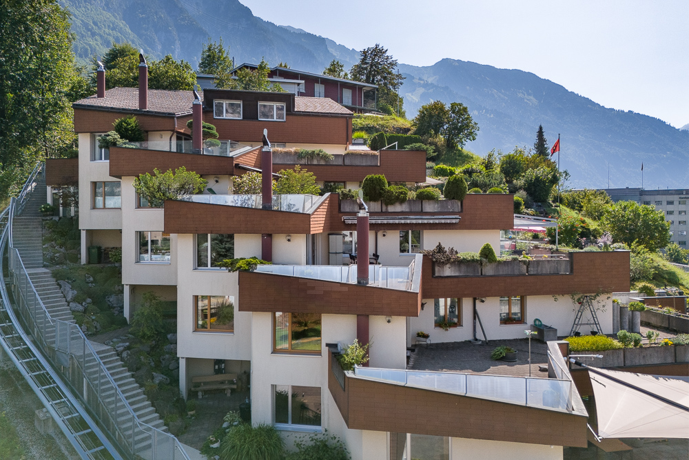 Terrassenartige Wohnanlage am Hang mit Bergblick