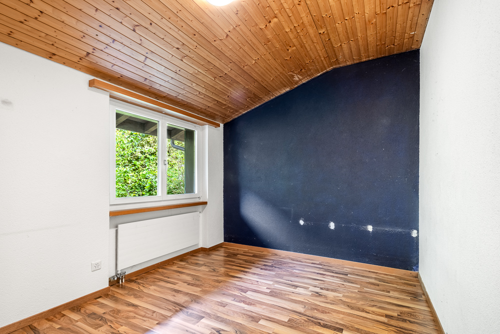Leeres Zimmer mit Holzdecke