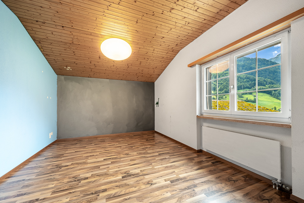 Leeres Zimmer mit Holzdecke und Bergblick