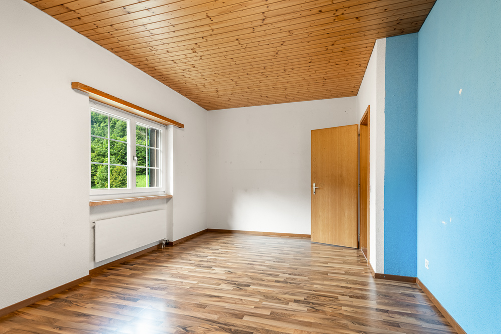 Leerer heller Raum mit Holzdecke