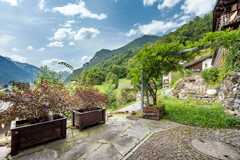 Bergterrasse mit Gartenblick