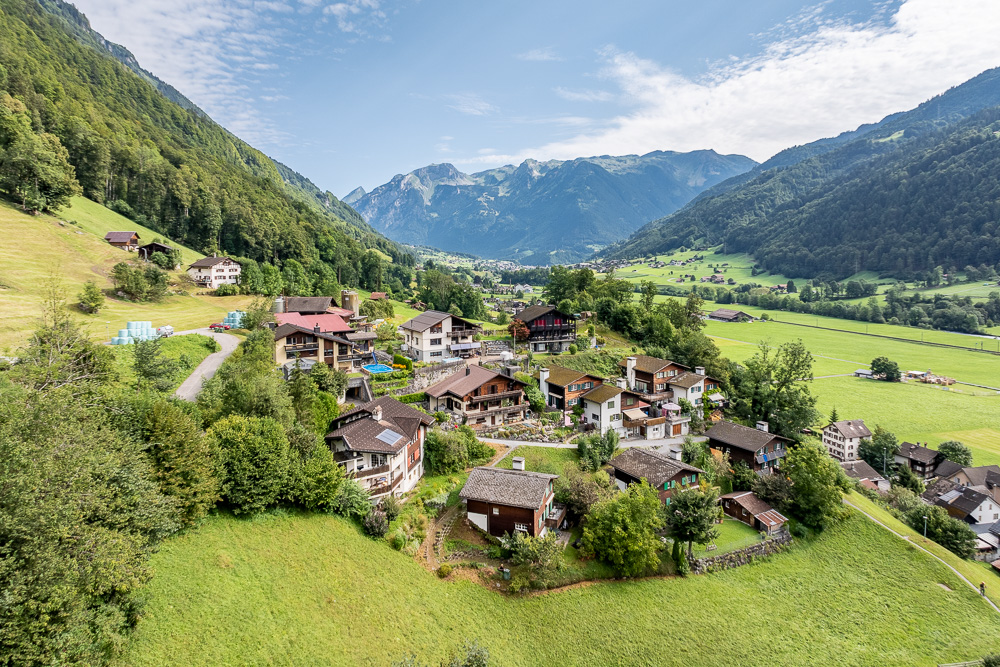 Alpine Dorf- und Talblick