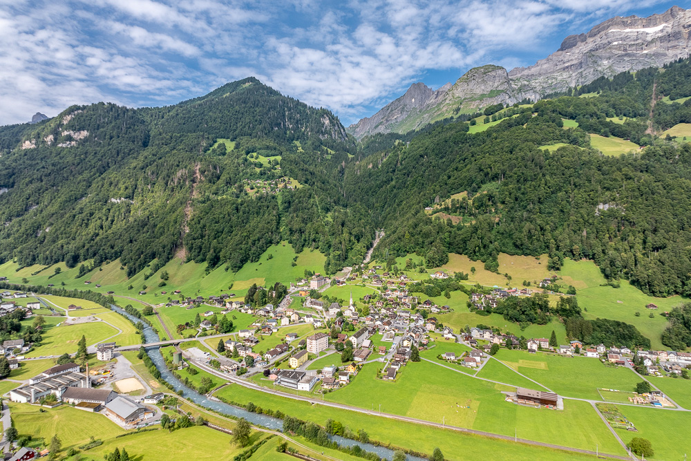 Alpenpanorama über Talort