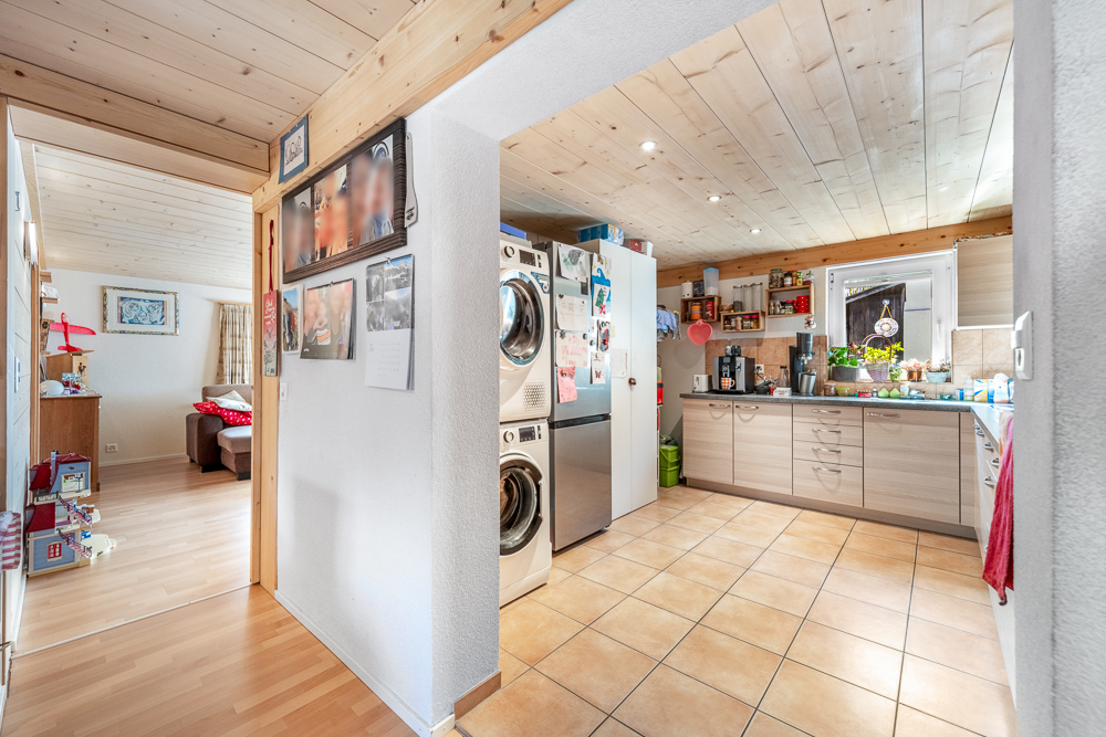 Küche mit angrenzendem Flur und Blick ins Schlafzimmer