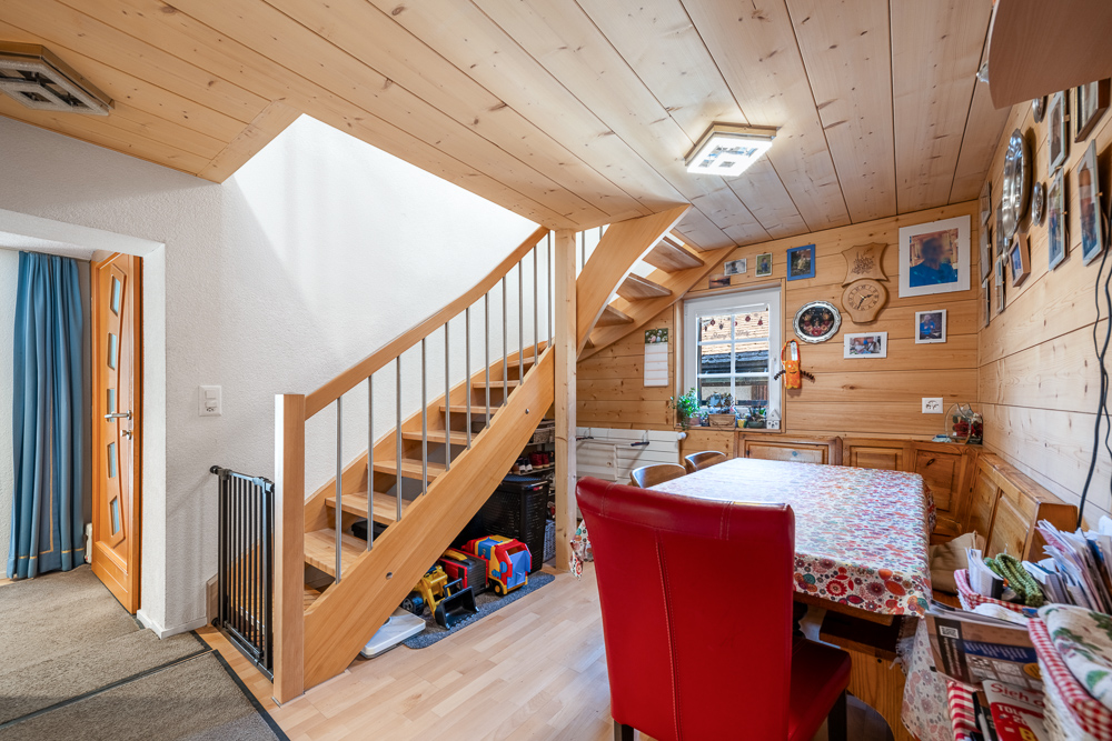 Gemütlicher Essbereich unter Dachschräge mit Holzverkleidung