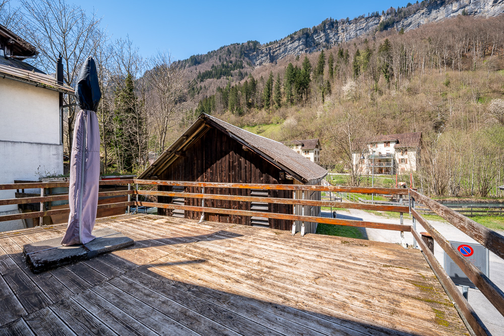 Bergblick von einer Holzterrasse