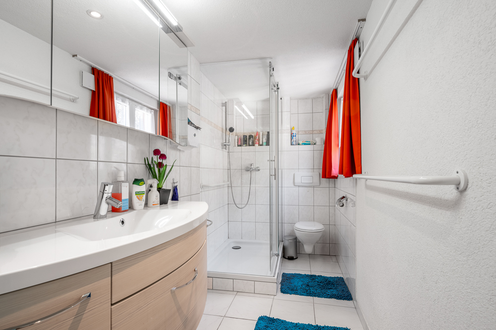 Badezimmer mit Dusche und WC