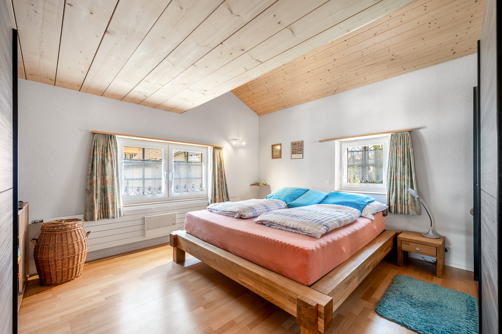 Helles Schlafzimmer mit Holzdecke